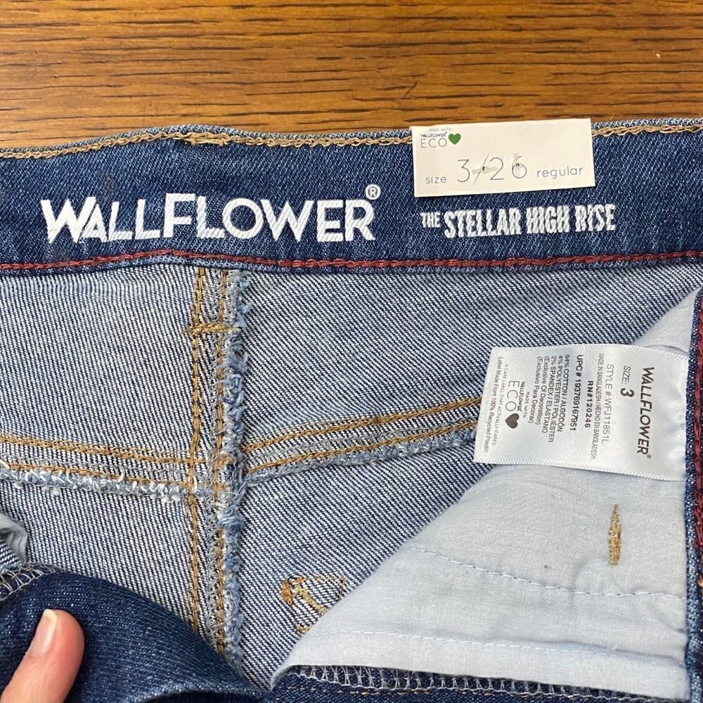Wallflower Stellar High Rise Shorts - Picture 7 of 11